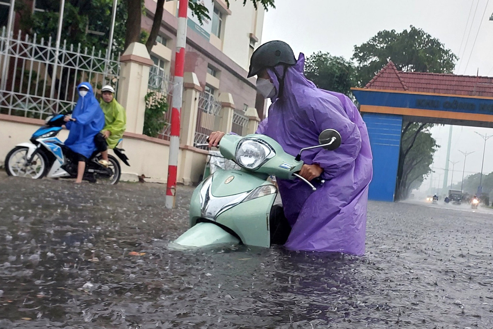 Bão số 12 'gặp' không khí lạnh, nhận định tâm điểm mưa lũ rất lớn ở miền Trung