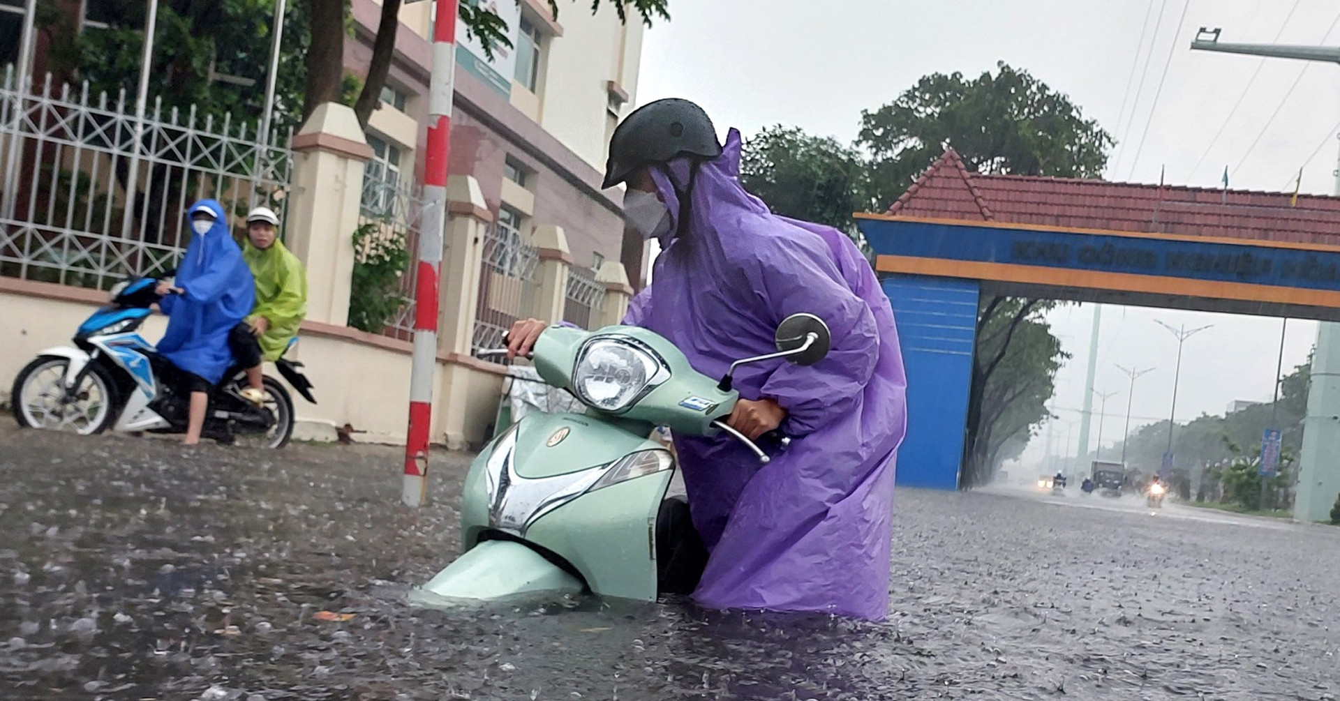 Bão số 12 &amp;apos;gặp&amp;apos; không khí lạnh, nhận định tâm điểm mưa lũ rất lớn ở miền Trung