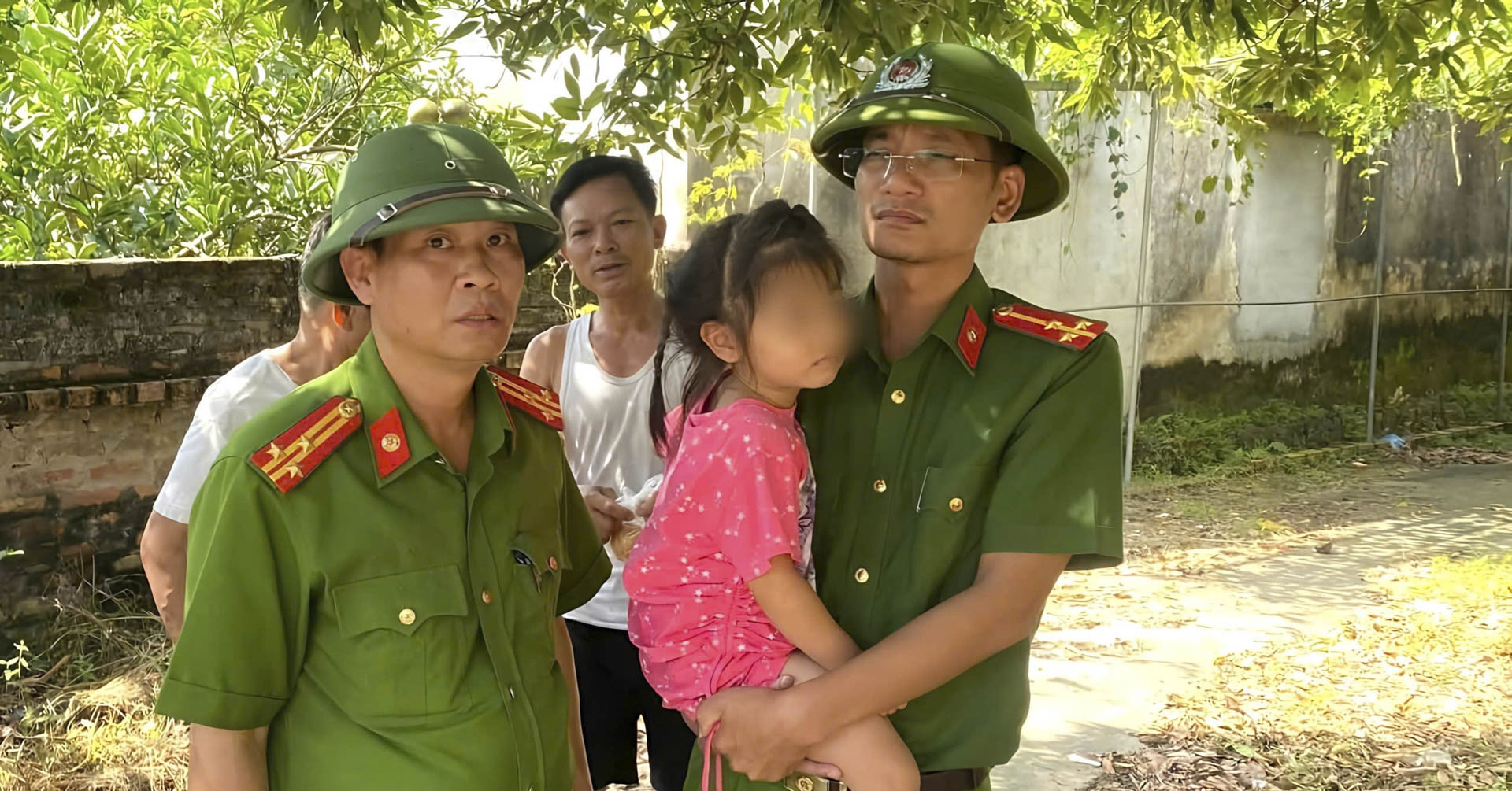 Bé gái 4 tuổi bị bố treo lên trần nhà ở Bắc Ninh