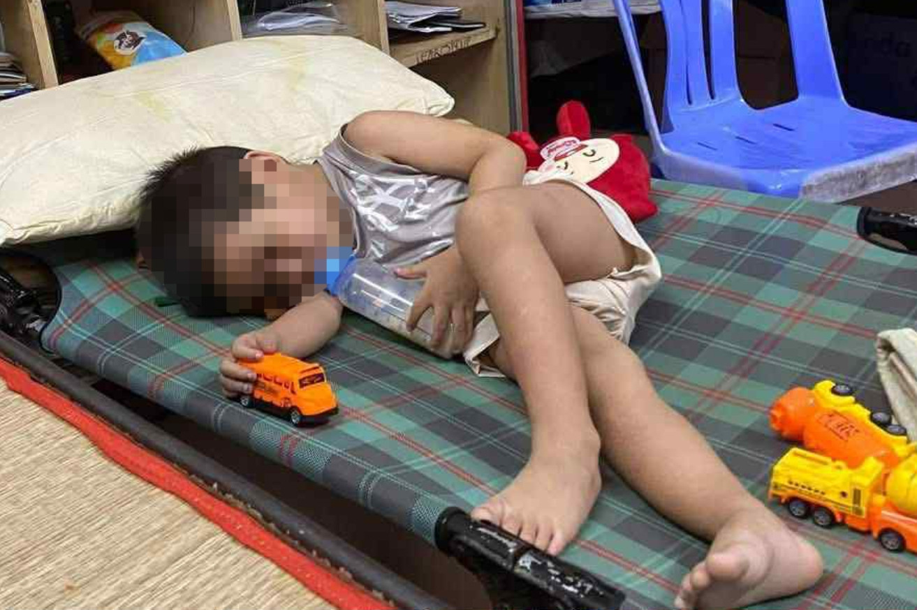 Bé trai 4 tuổi bị bỏ lại trên taxi, giấy tờ trong hành lý hé lộ thông tin bất ngờ