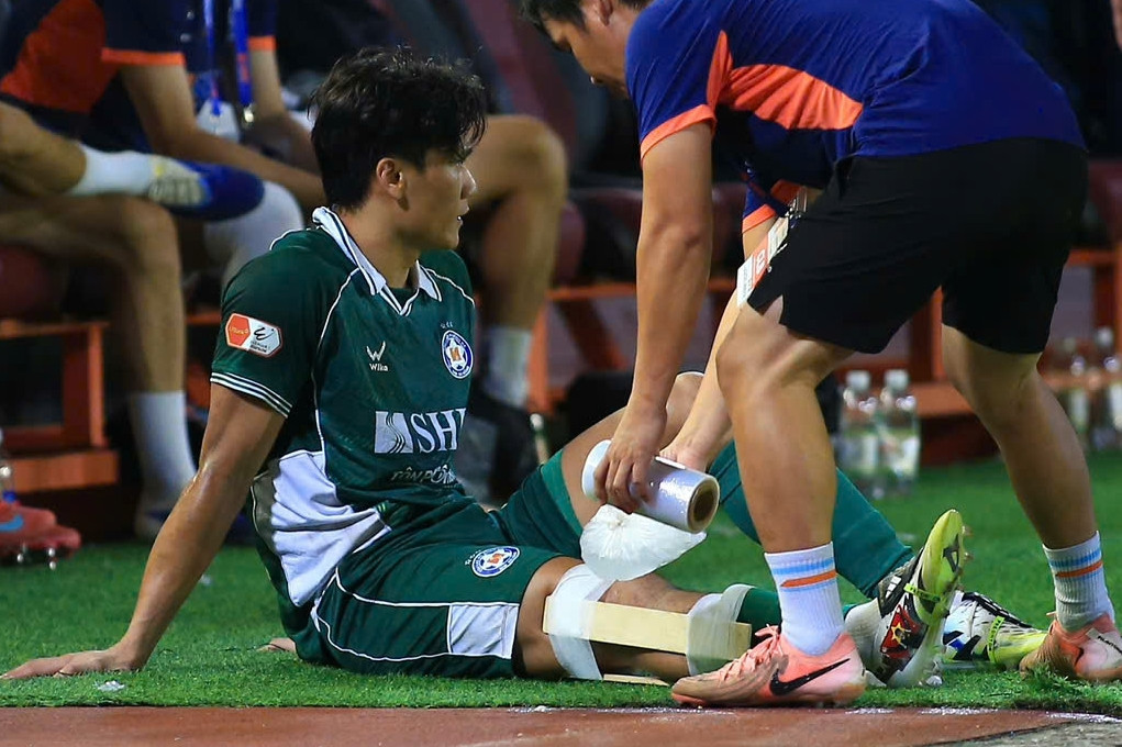 Bùi Tiến Dũng va chạm cực mạnh, phải nhập viện kiểm tra