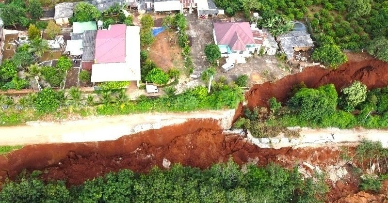 Cảnh tượng nhà đổ xuống vực sâu, chỉ còn trơ lại bức tường gây ám ảnh tại Gia Lai