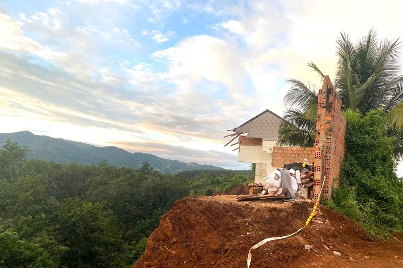 Cảnh tượng nhà sụp xuống vực sâu, chỉ còn trơ lại bức tường gây ám ảnh tại Gia Lai