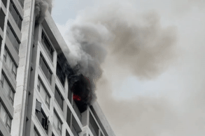 Cháy chung cư ở TPHCM, khói đen đặc bốc lên dữ dội