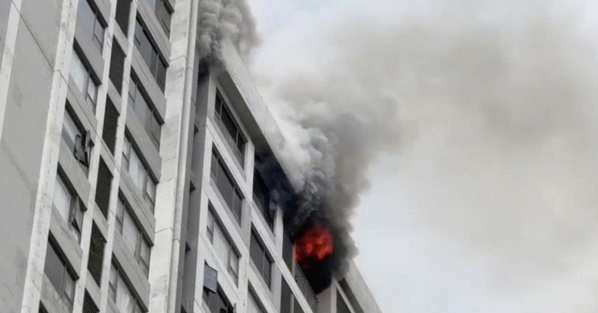 Cháy chung cư ở TPHCM, cột khói đen đặc bốc lên dữ dội