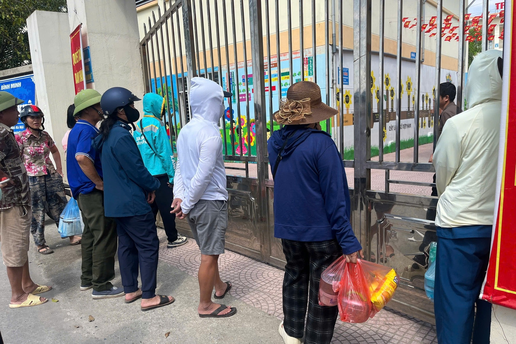 Chỉ đạo ‘nóng’ vụ hơn 180 học sinh nghỉ học khi thực phẩm có mùi vào bếp trường