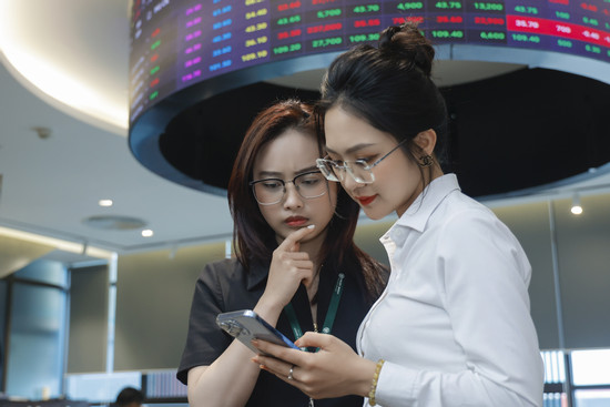 Chứng khoán giảm tới gần 95 điểm, điều gì ‘bóp phanh' thị trường?