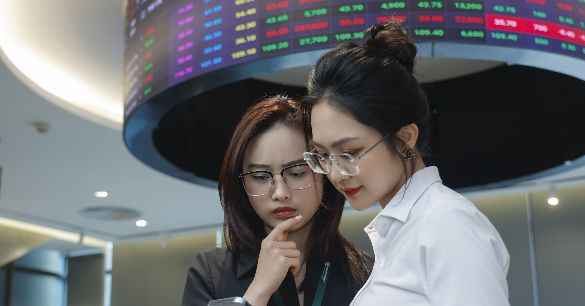 Chứng khoán giảm tới gần 95 điểm, điều gì ‘bóp phanh" thị trường?