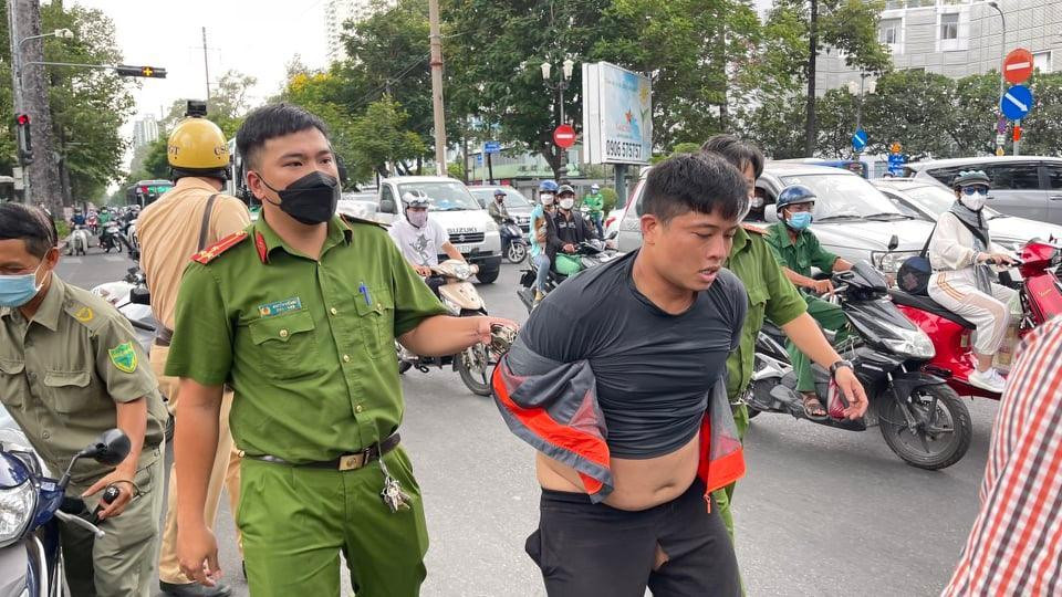 csgt tp hcm bat ke cuop giat dien thoai cua phu nu.jpg