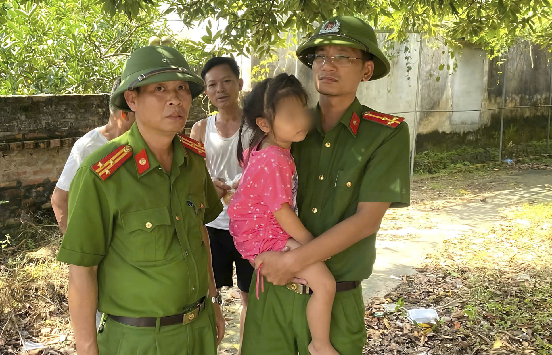 cứu cháu bé.JPG