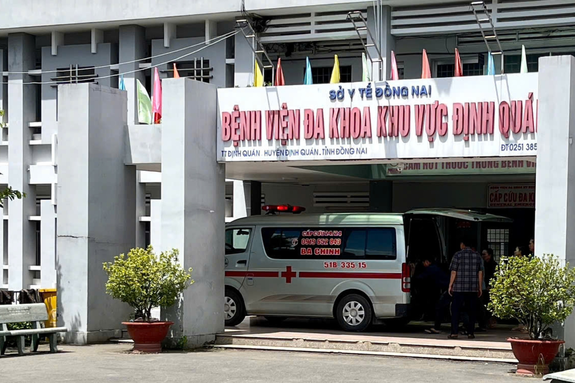 Đang rửa nhà cùng vợ, người đàn ông bất ngờ ngã xuống nền, tử vong