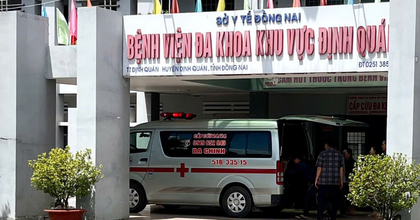 Đang rửa nhà cùng vợ, người đàn ông bất ngờ ngã xuống nền, tử vong