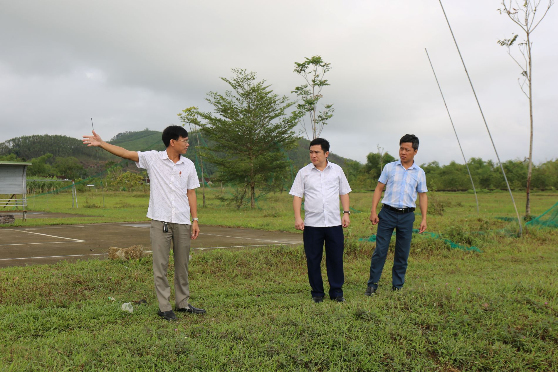 Lãnh đạo xã Hạnh Lâm khảo sát mặt bằng phục vụ xây dựng Trường PTNTLC TH&THCS