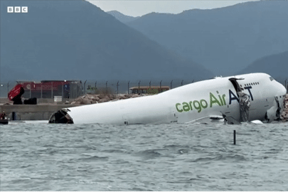 Máy bay trượt khỏi đường băng, lao xuống biển ở Hong Kong