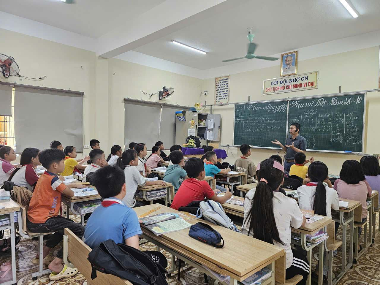 Một tiết học tại Trường tiểu học xã Mường Xén - Ảnh: T.H