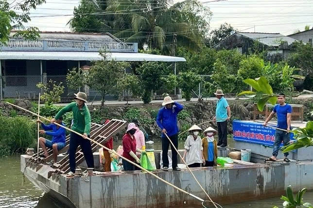 Những chuyến ghe &apos;dân vận khéo&apos; của cán bộ, đảng viên và linh mục, giáo dân ở Cần Thơ