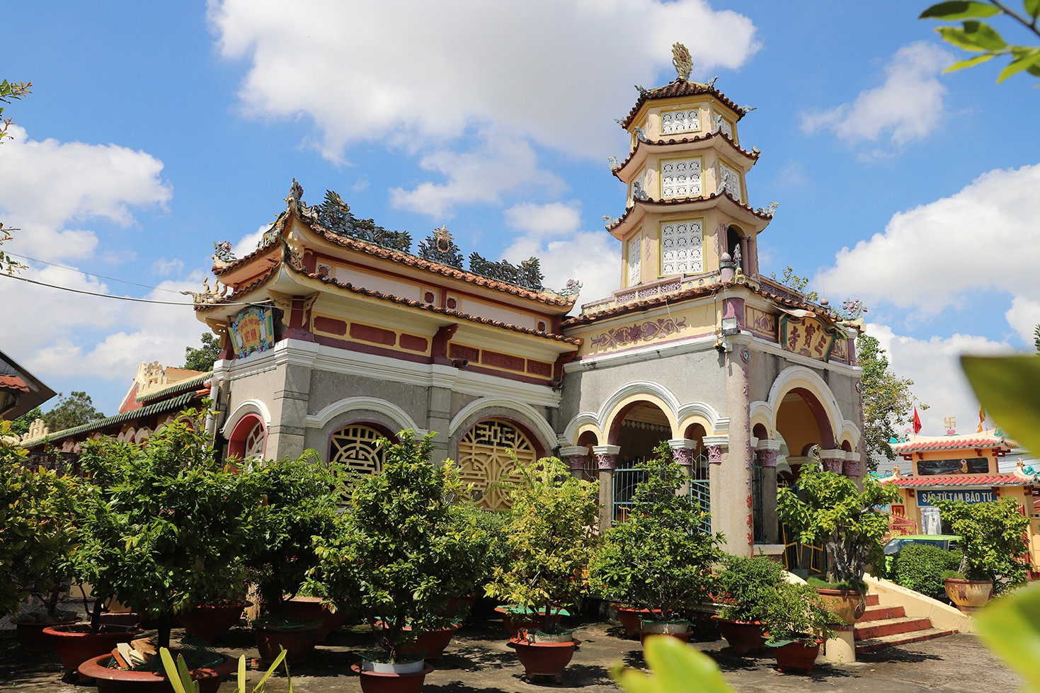 Những điểm đến nổi tiếng, không thể bỏ lỡ ở phường đông dân nhất cả nước