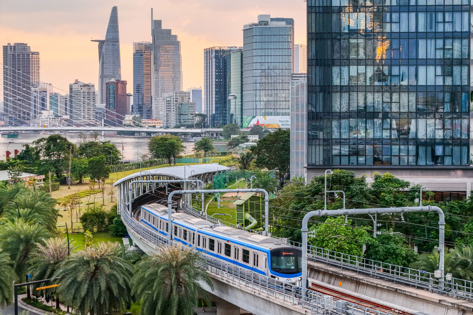 Những năm tháng vàng để gỡ nút thắt hạ tầng