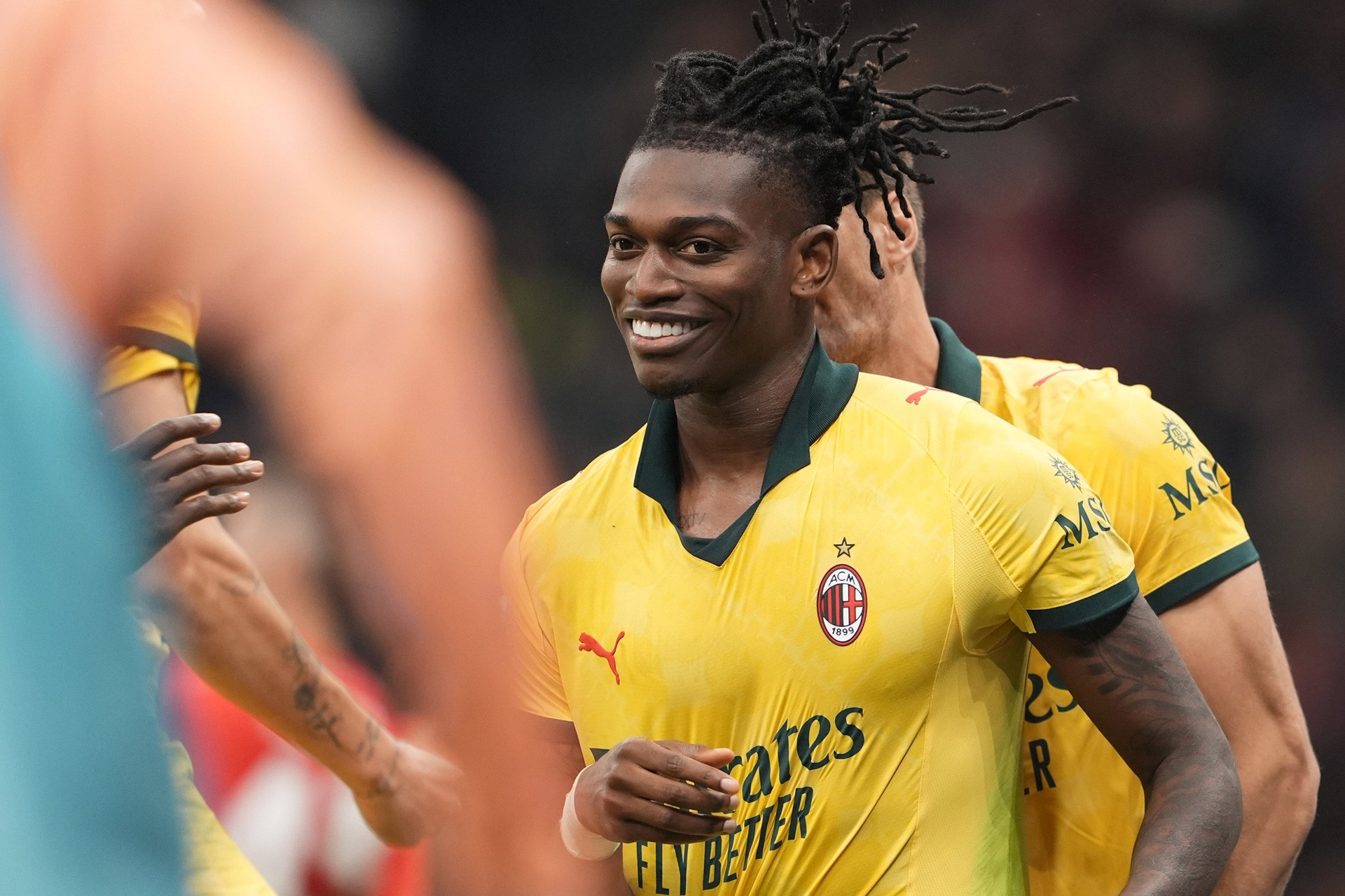 Rafael Leao lập cú đúp đưa Milan lên đỉnh Serie A