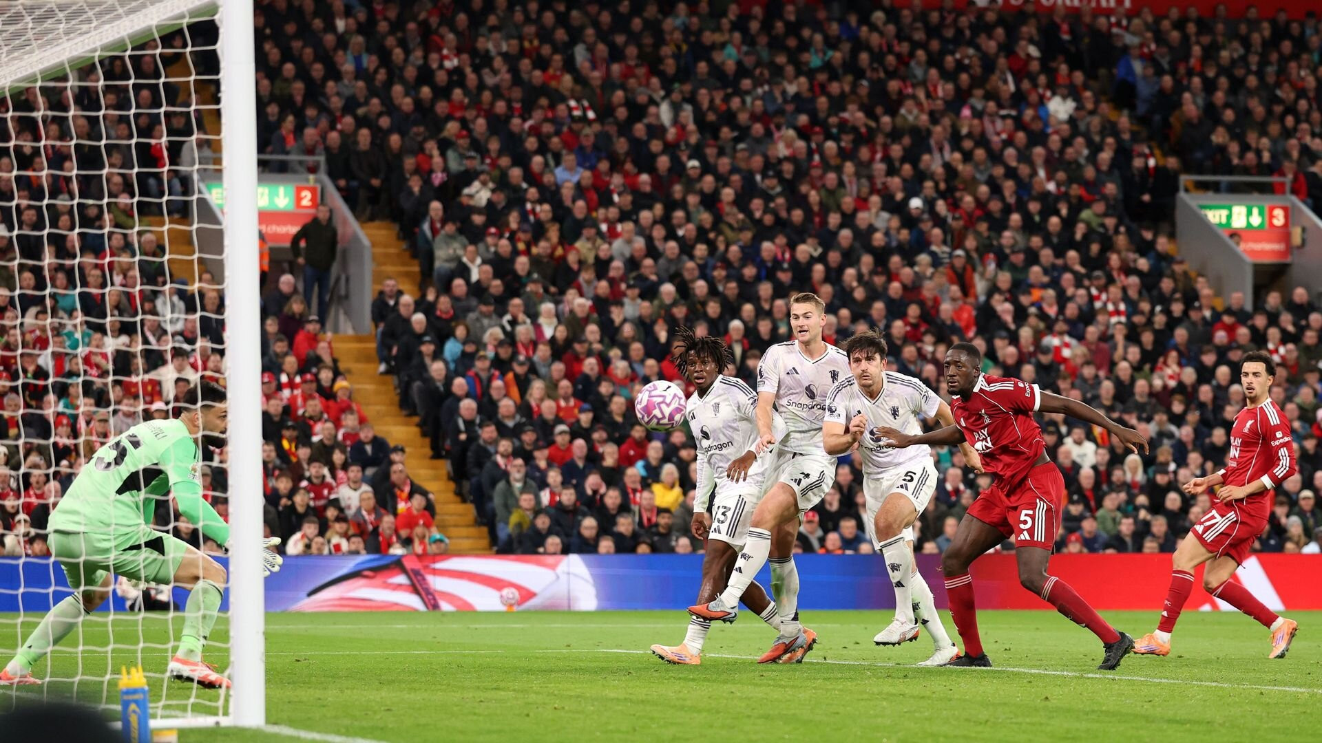 resources_premierleague_pulselive_com 2242029554.jpg