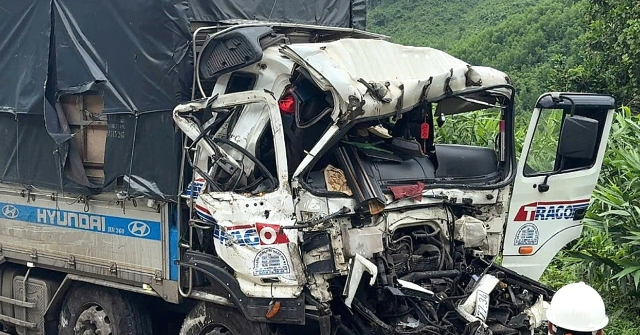 Tai nạn liên hoàn, xe tải biến dạng trên cao tốc La Sơn - Túy Loan