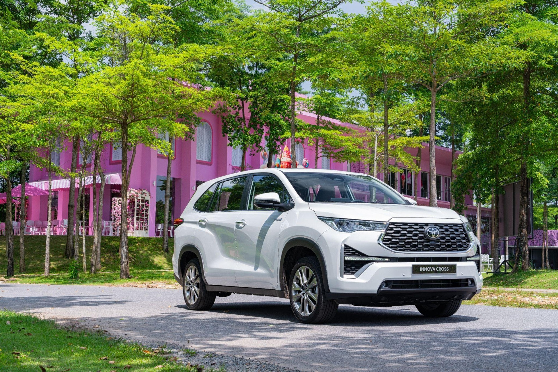 Toyota ưu đãi khách mua xe Innova Cross dịp cuối năm