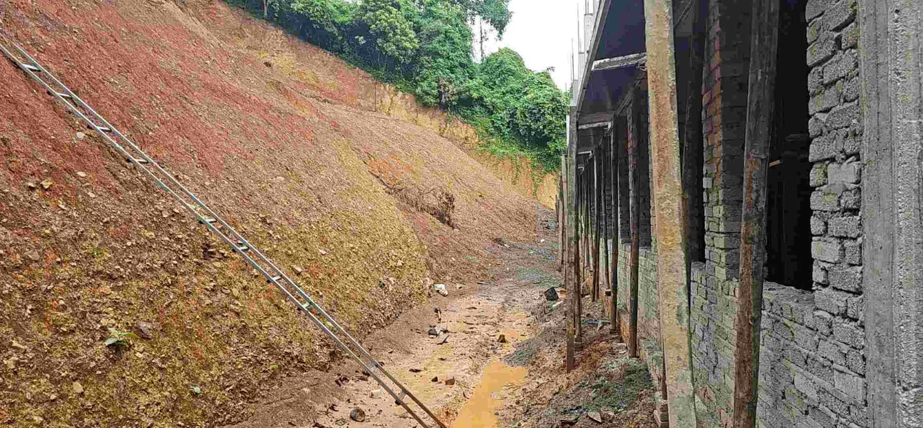 Vị trí sạt lở phía sau trường Tiểu học xã Mường Xén – đây là vị trí được quy hoạch xây dựng Trường PTNTLC TH&THCS sắp tới.