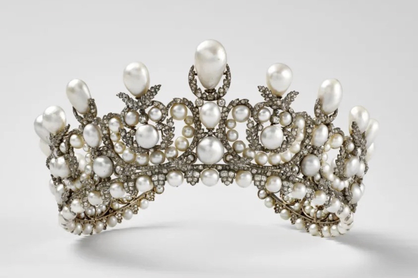 Vụ trộm những bảo vật vô giá tại bảo tàng Louvre của Pháp diễn ra thế nào?