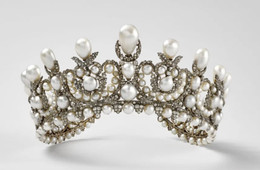 Vương miện bị lấy trộm khỏi bảo tàng. Ảnh: BBC