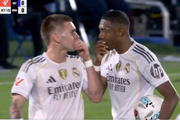 Xabi Alonso phạt sao trẻ Mastantuono vì xô xát với đàn anh trên sân