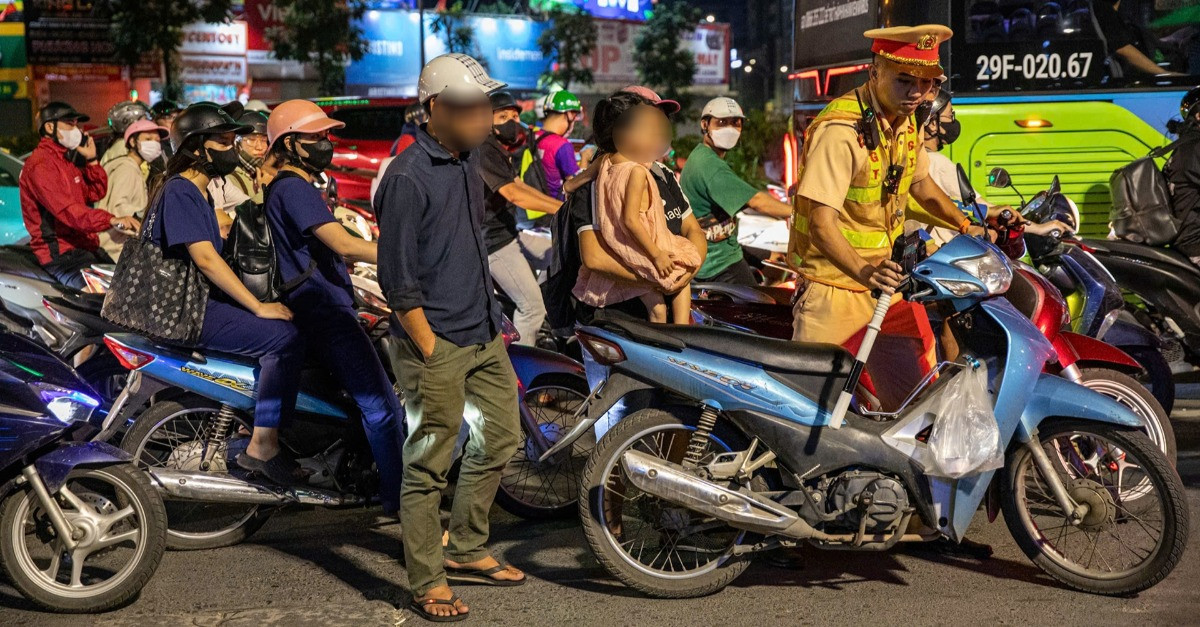 Nữ tài xế ở Hà Nội bị phạt nồng độ cồn sau buổi tiệc 20/10