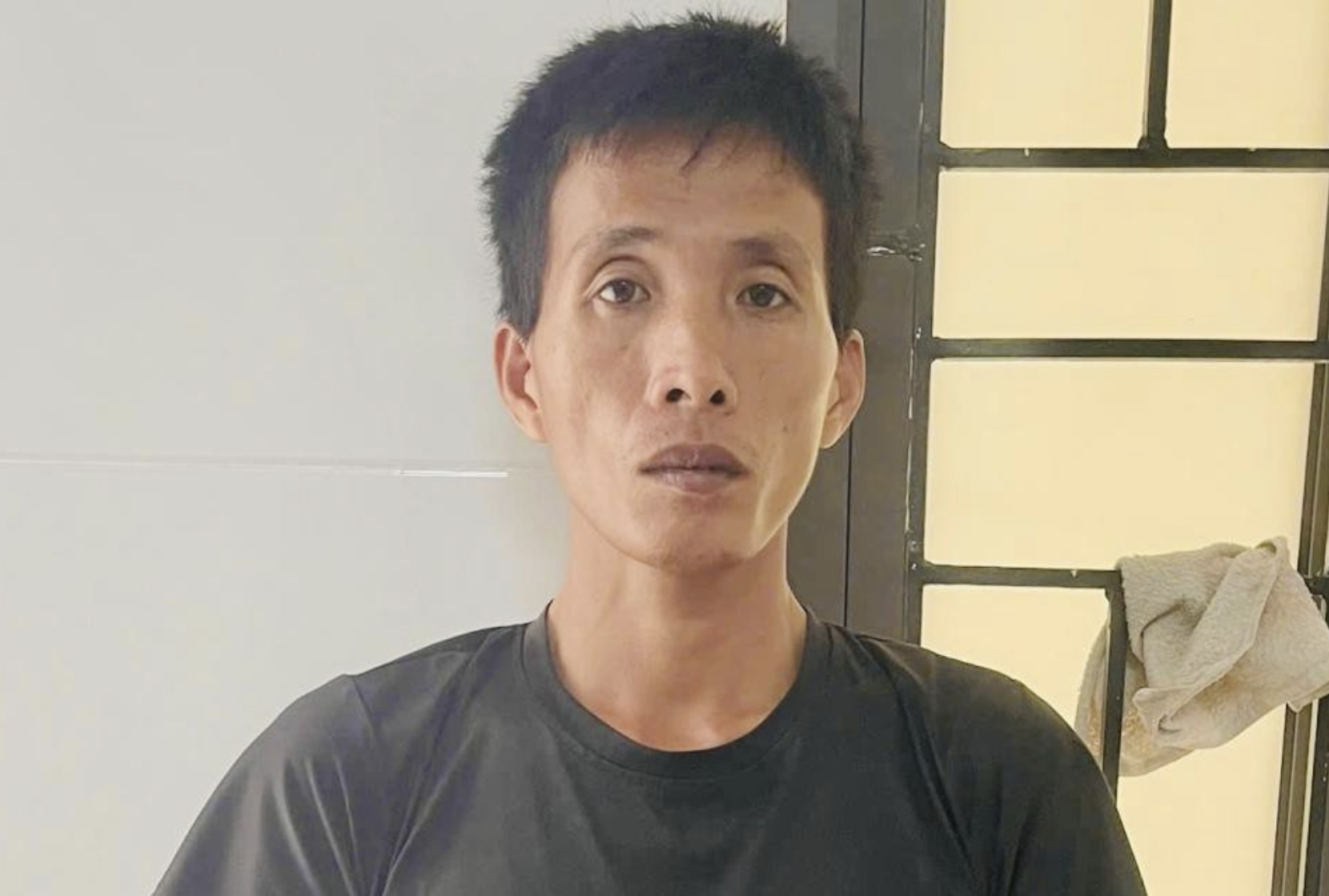 Bản tin sáng 21/10: Cha dượng dùng búa bạo hành con riêng đối diện mức án nào?