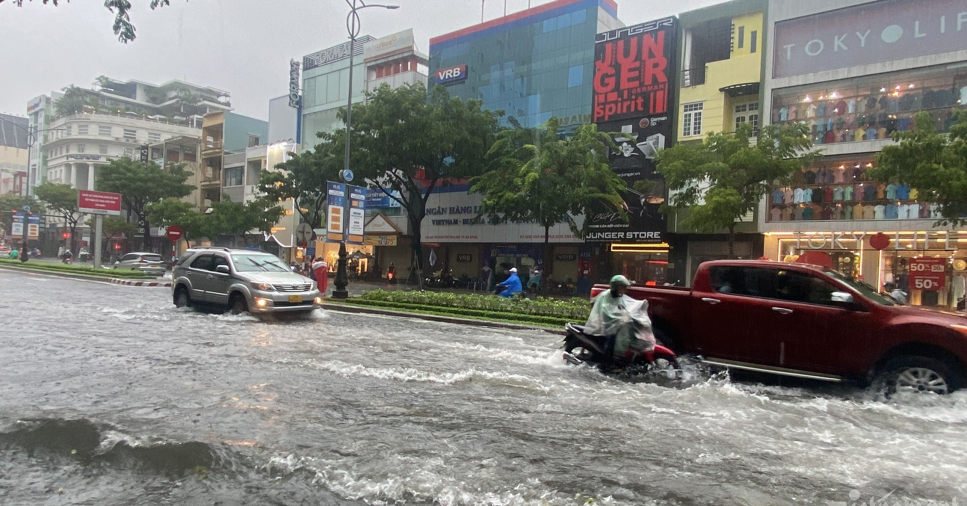 Dự báo thời tiết 21/10/2025: Miền Bắc có nơi dưới 16 độ, Miền Trung mưa lớn đến bao giờ?
