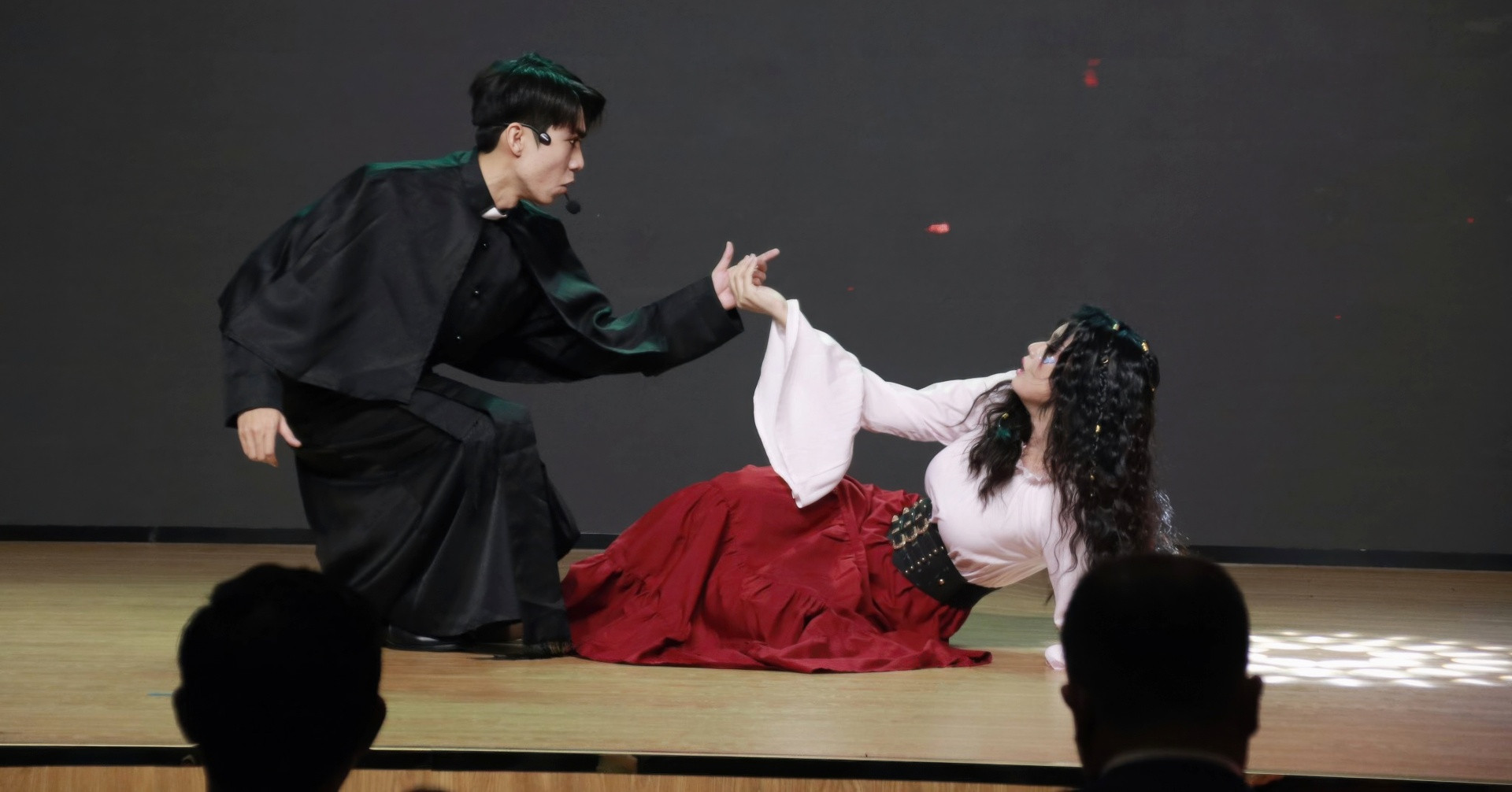 Trương Thuý Quỳnh trình diễn tại trường