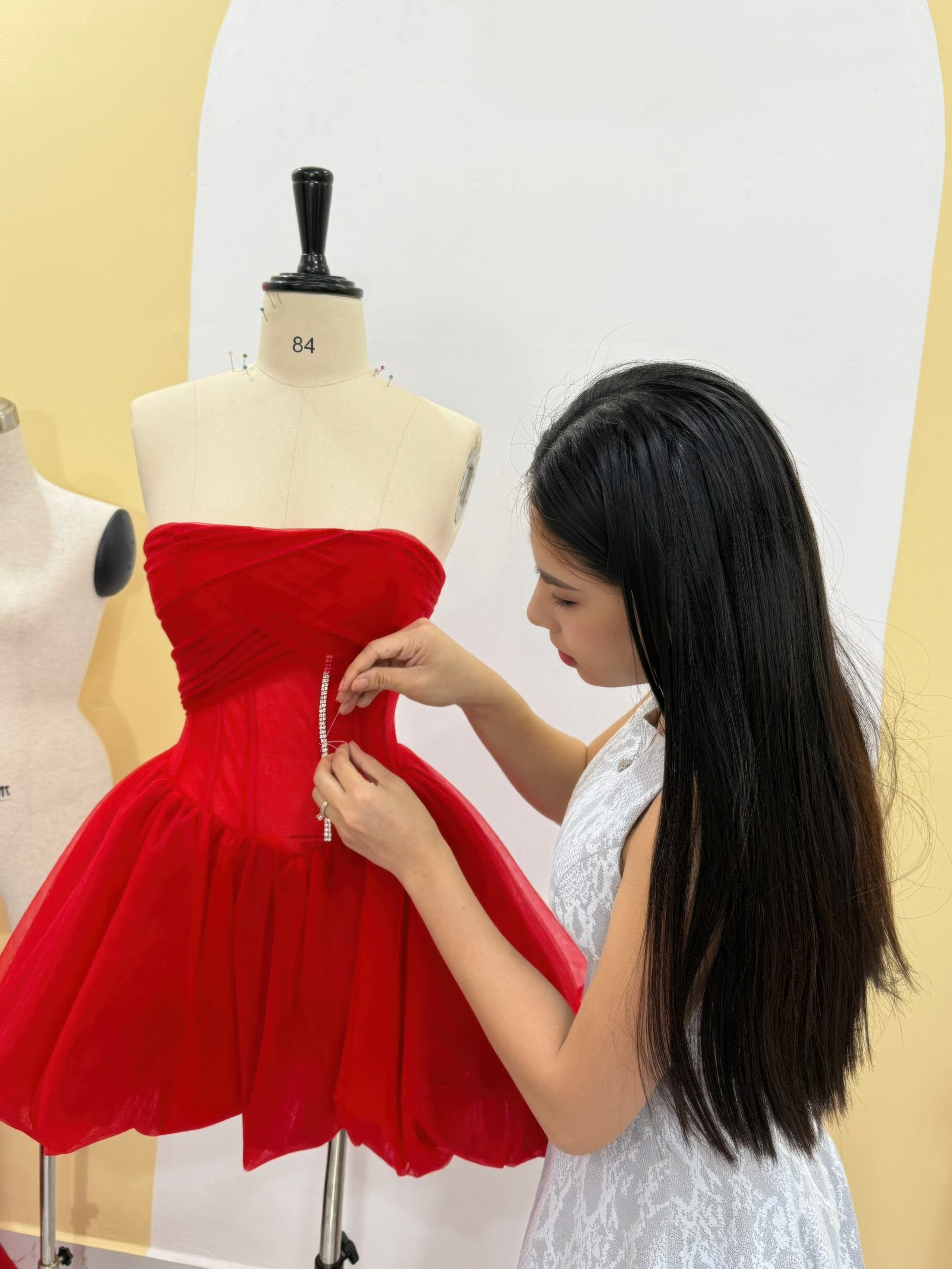 Trương Bảo Yến tự học may mặc qua YouTube