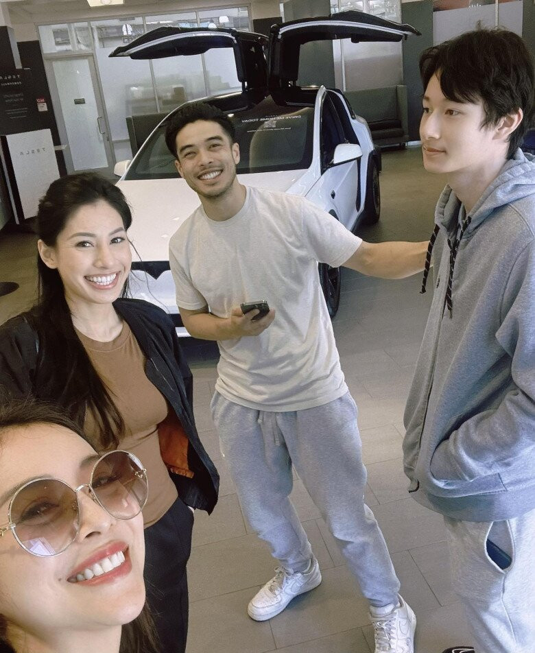 Ca sĩ Chi Pu xúc động