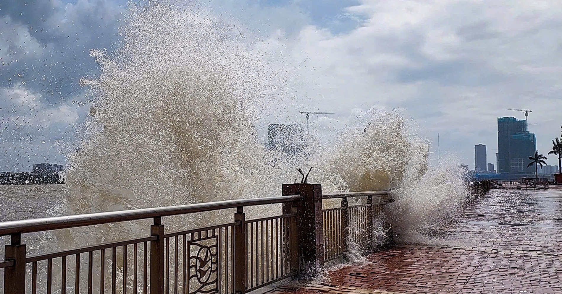 Bão số 12 chưa đổ bộ, nước sông Hàn đã tràn qua...