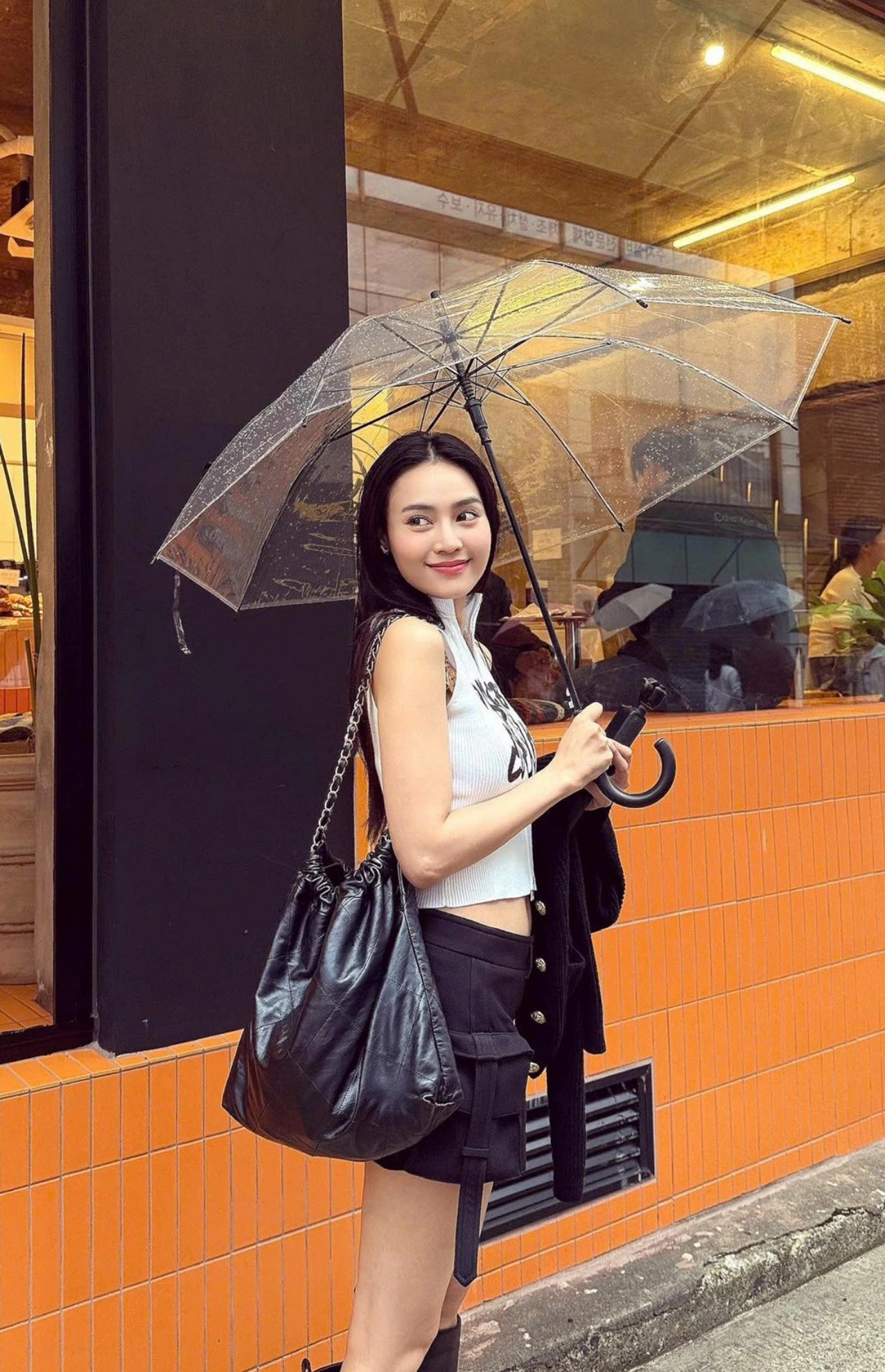 Diva Mỹ Linh được em gái tháp tùng đi diễn