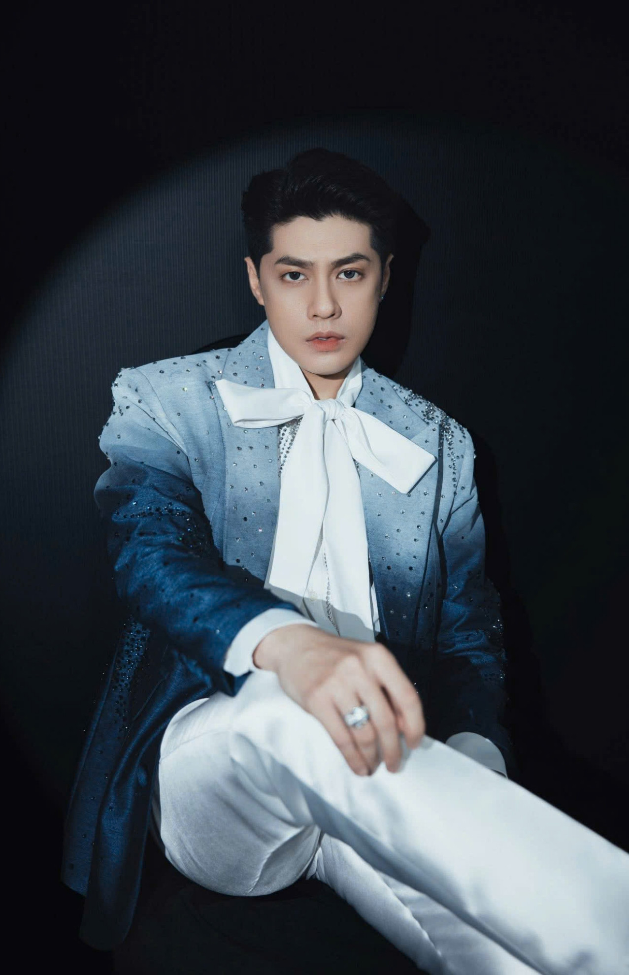 Á hậu Thụy Vân diện đồ trẻ trung