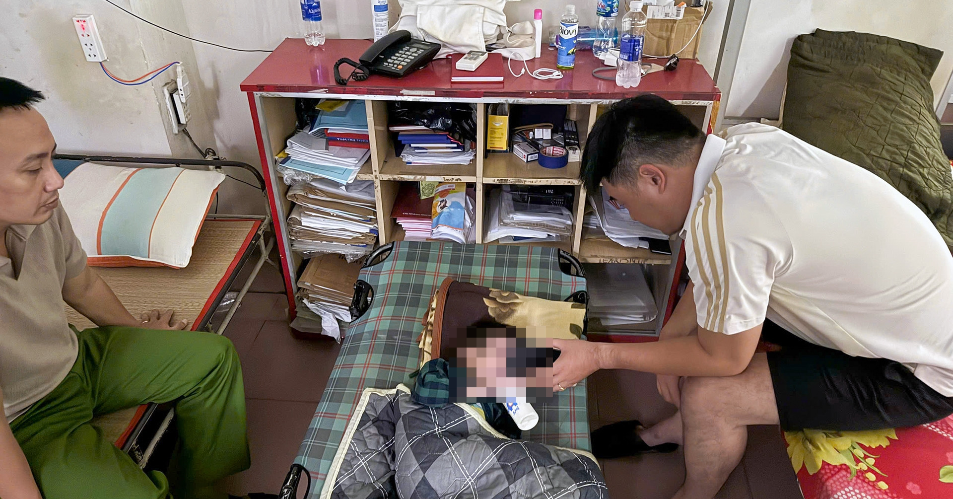 Bé trai 4 tuổi được một phụ nữ đặt taxi đến khách sạn rồi ngắt kết nối điện thoại