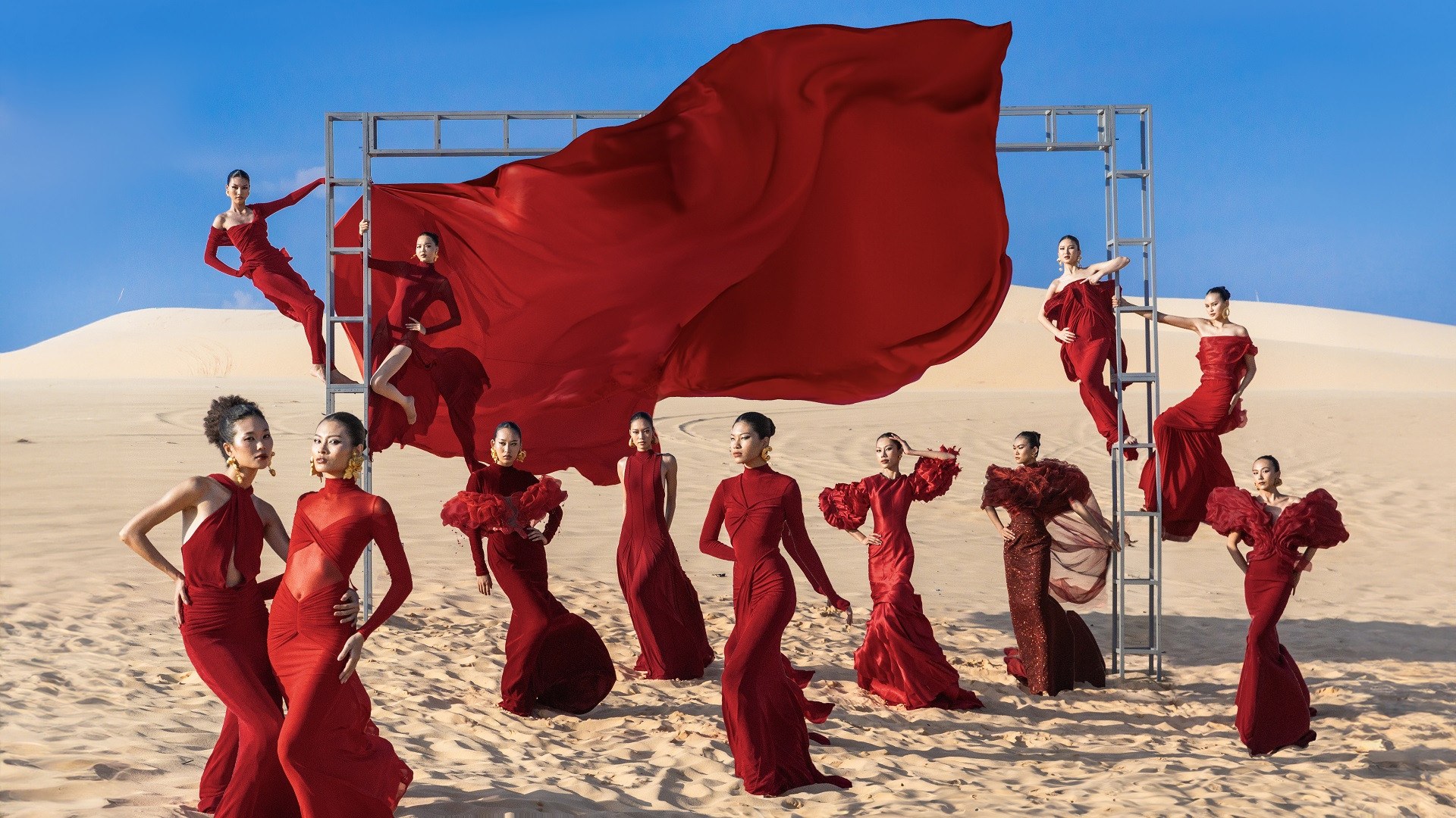 Các thí sinh Vietnam's Next Top Model 2025 đã gây ấn tượng tron thử thách chụp hình trên đồi cát với chủ đề “Việt Nam Kỷ nguyên vươn mình” trong tập 4.jpg