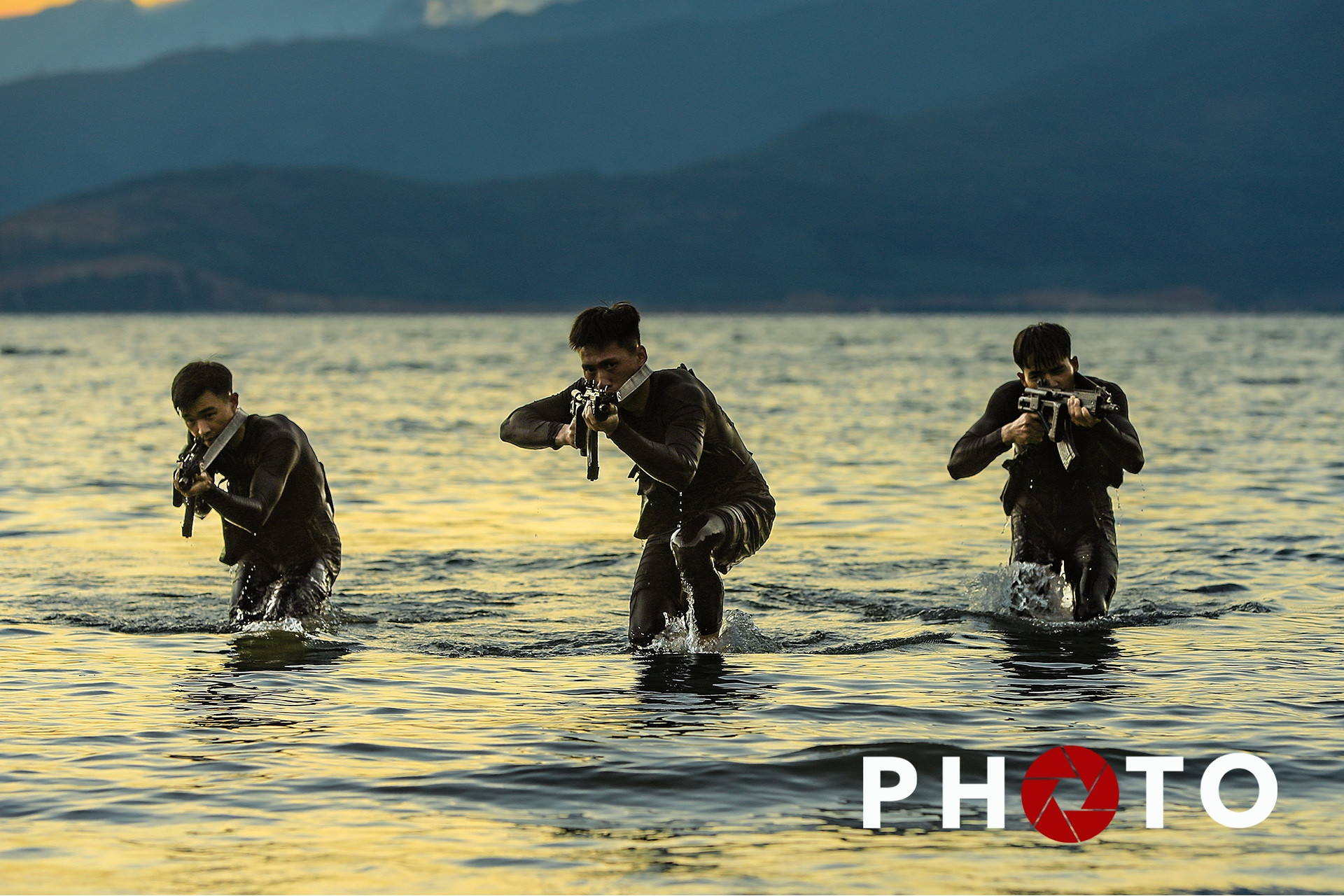 Đặc công hải quân luyện đột kích đường biển Đà Nẵng như phim hành động