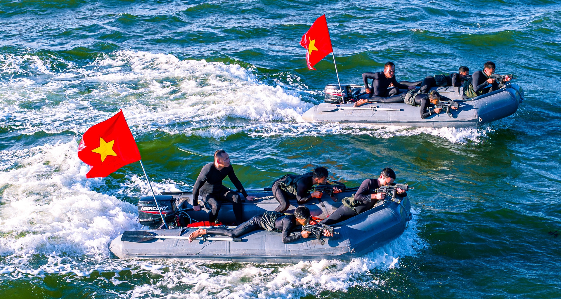 Đặc công hải quân luyện đột kích đường biển Đà Nẵng như phim hành động