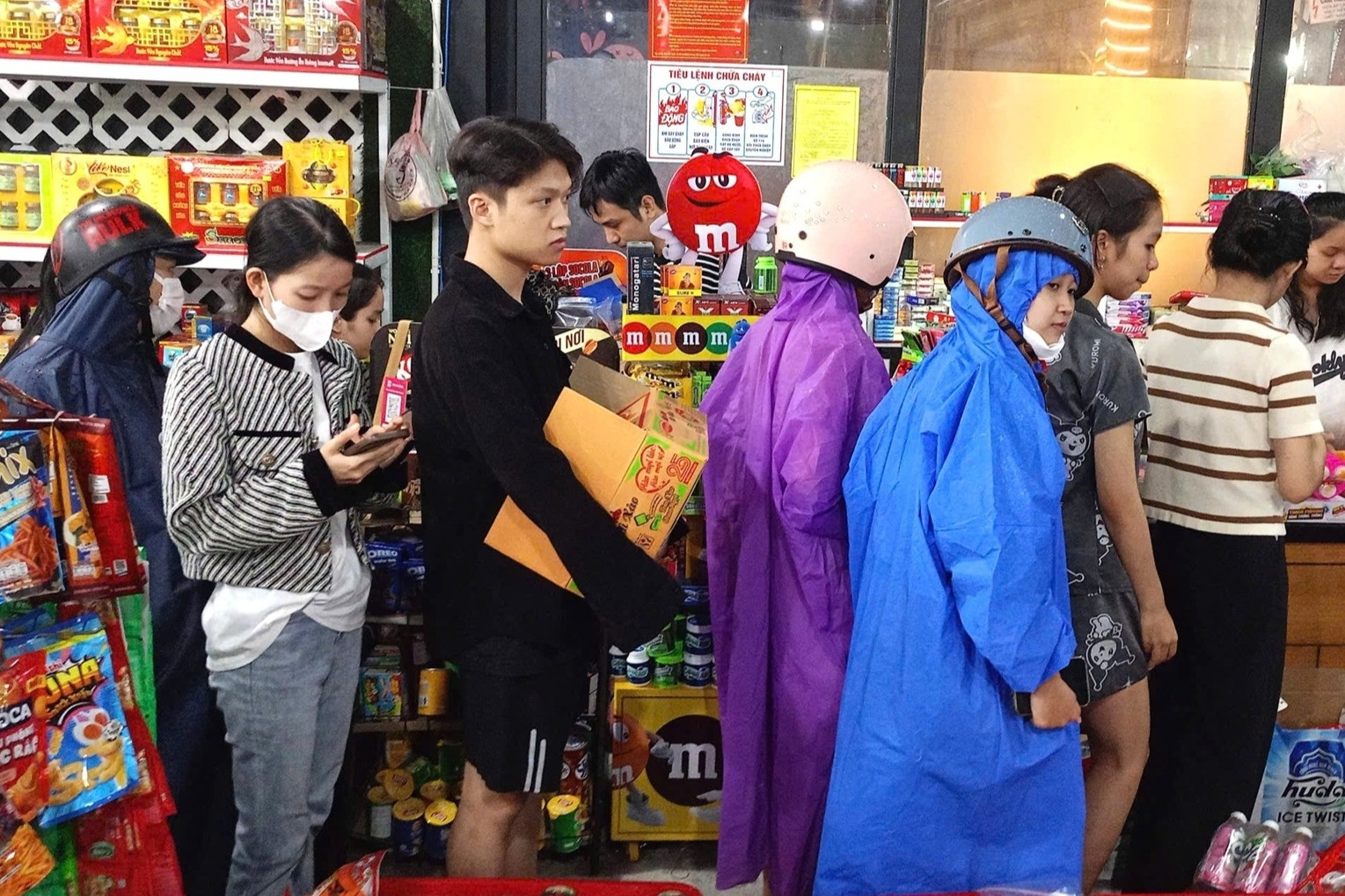 Dân Đà Nẵng chen chân mua lương thực chống bão số 12, siêu thị 'cháy hàng'