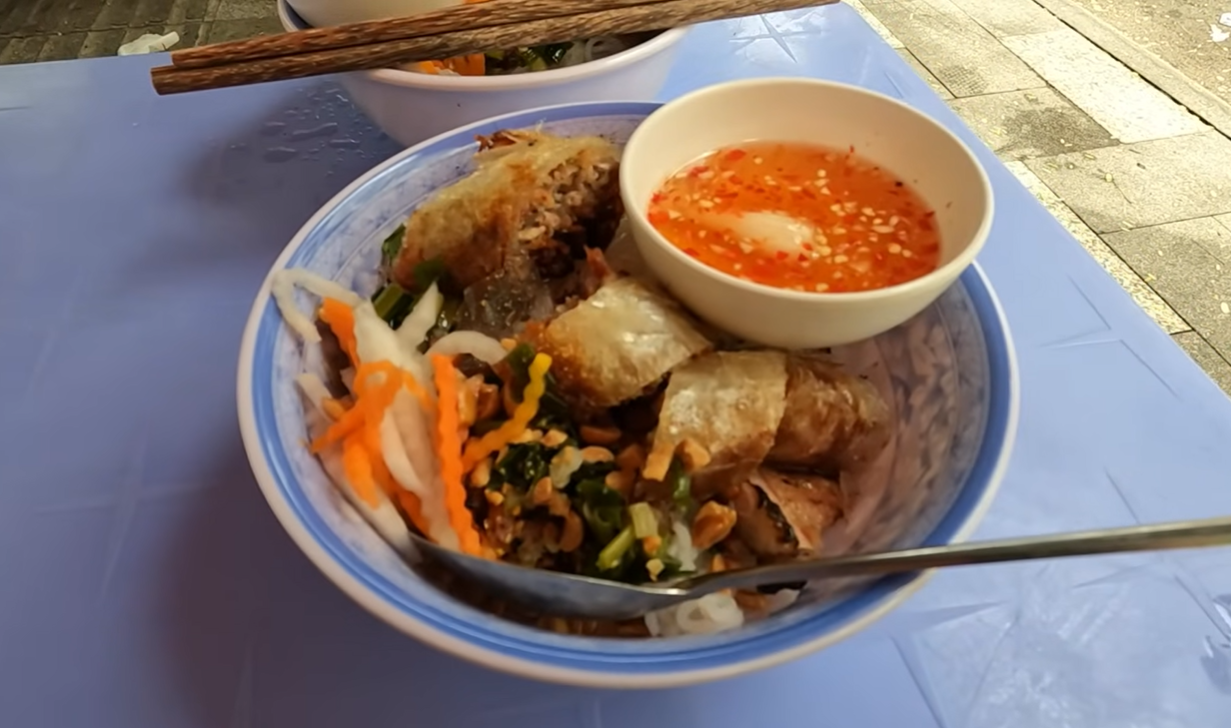 khach Tay an bun thit nuong TPHCM 3.png