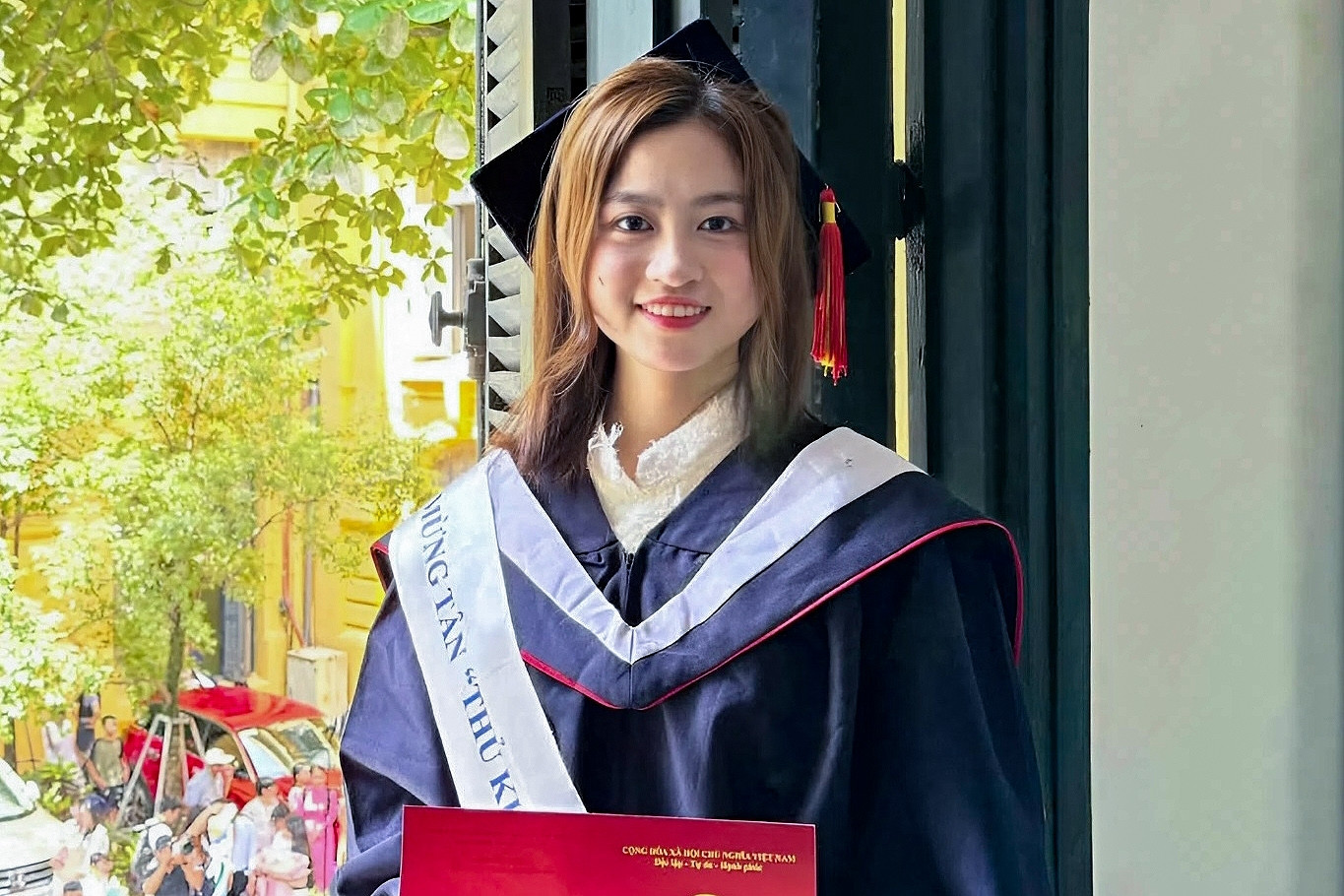 Cô gái hai lần thành thủ khoa, học tới 16 giờ/ngày