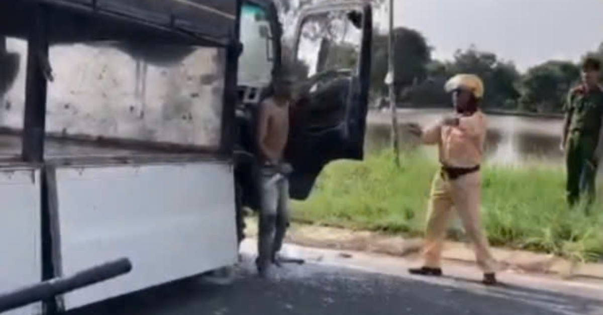 Nghẹt thở vây bắt kẻ &amp;apos;ngáo đá&amp;apos; lái xe tải lạng lách, cầm dao chống trả công an