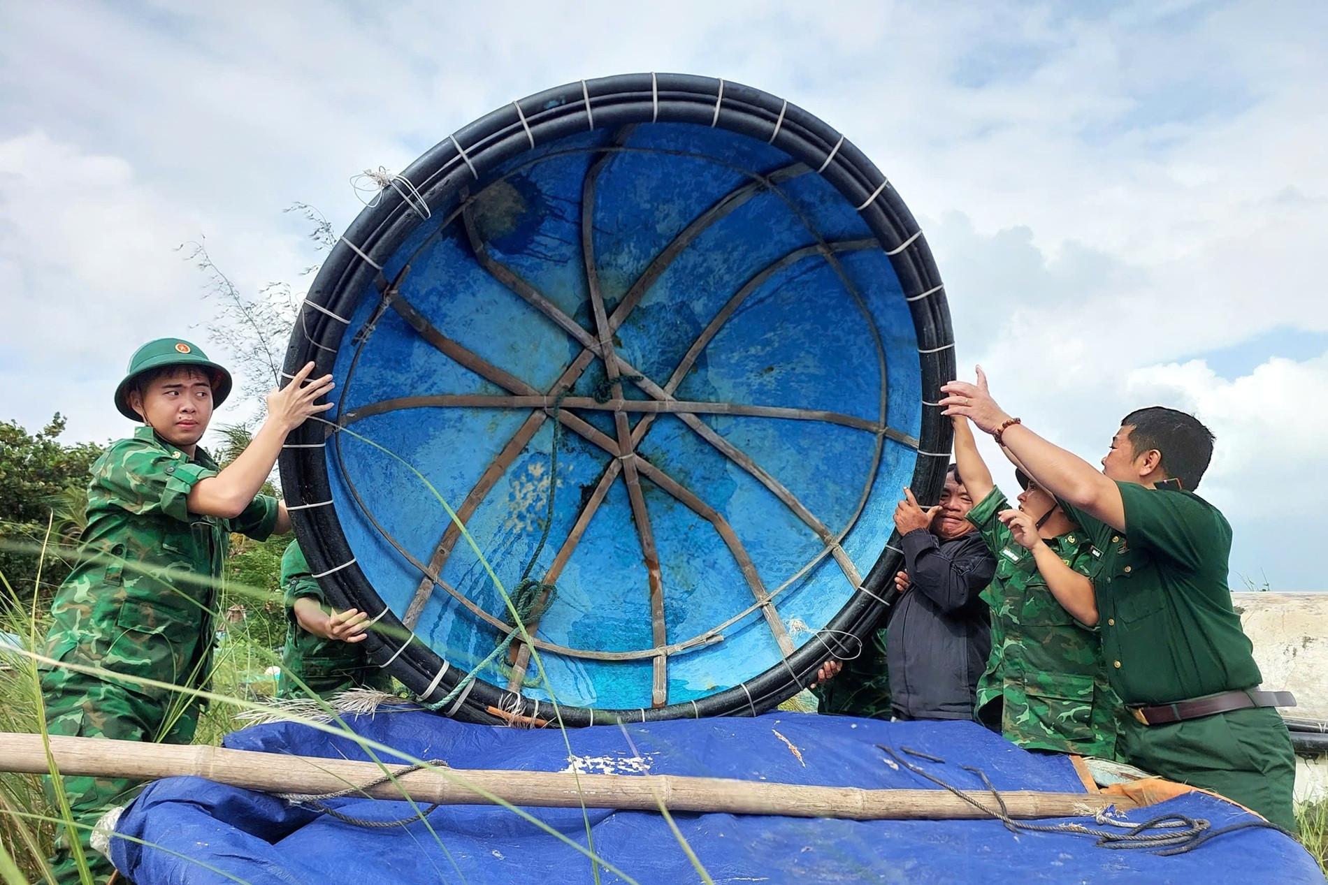 Người dân Đà Nẵng hối hả kéo tàu thuyền, dựng ‘đê’ chống ngập tránh bão số 12