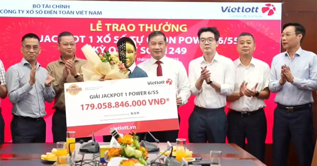 Người đàn ông Đà Nẵng nhận thưởng giải độc đắc ...