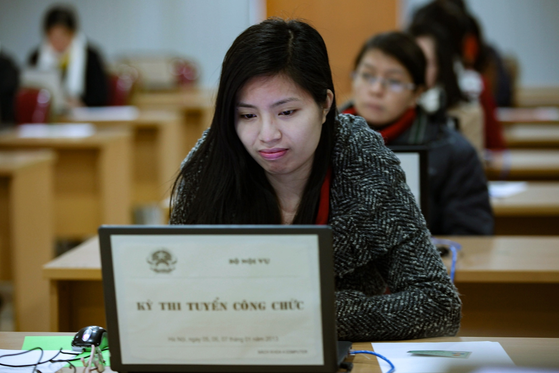 Người thi công chức không được ghi chức danh, ký hiệu riêng lên bài làm